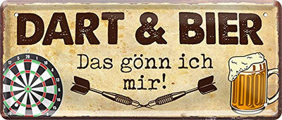 Retro-Metallschild mit lustigem Spruch "Dart & Bier, das gönn ich mir!" auf goldenem Hintergrund. Dargestellt ist ein Dartscheibe und ein Bierkrug, platziert vor einem verwitterten, vintage Hintergrund.