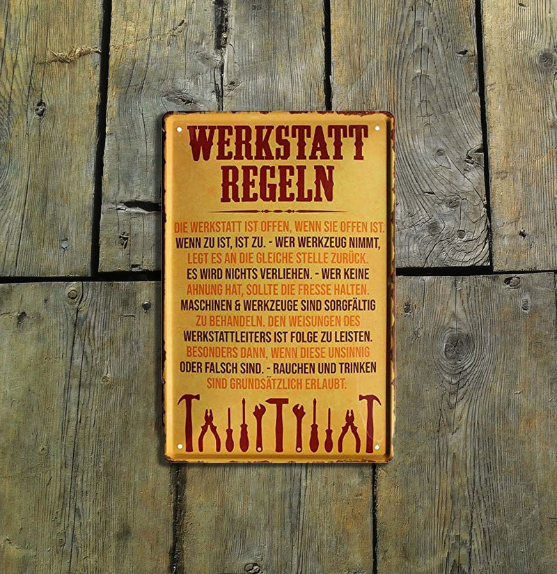 Lustiges Blechschild mit Werkstattregeln vor einer rustikalen Holzwand