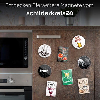 Witziges Blechschild "Bratort" - Dekoratives Schild mit humorvollem Spruch für die Küche, präsentiert auf einem Küchenregal von schilderkreis24.