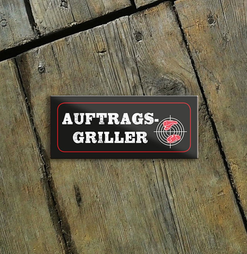 Lustiger Spruch "Auftrags-Griller" - personalisierter Kühlschrankmagnet von schilderkreis24