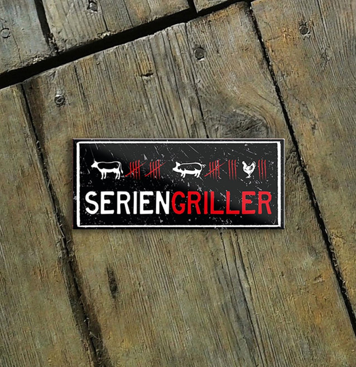 Seriengiller – Magnet aus Holz mit lustigem Spruch zur Grillsaison, perfekt als Geschenkidee für Mann oder Frau, platziert auf einer rustikalen Holzoberfläche