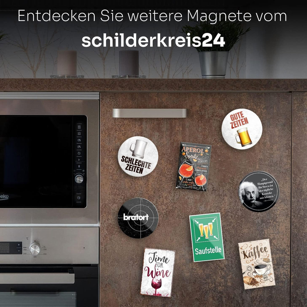 Magnetrelief mit lustigen Motiven und Sprüchen vom Geschenke-Anbieter Schilderkreis24. Zu sehen sind verschiedene Kühlschrankplatten mit Aufschriften wie "Rinderfiletarier", "Time Wine" und weiteren dekorativen Elementen wie Werbe-Buttons und Sinnsprüchen.