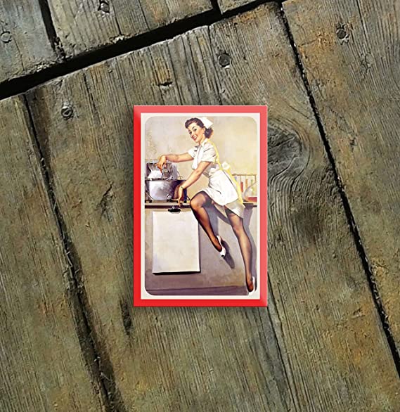 pinup_frau_am_kochen_magnet_holz