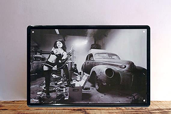 pinup_garage_black_white_holz