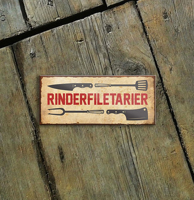 Humorvoller Kühlschrankmagnet mit Grillsymbolen und der Aufschrift "Rinderfiletarier" - ein passendes Geschenk für Grillliebhaber von Schilderkreis24.