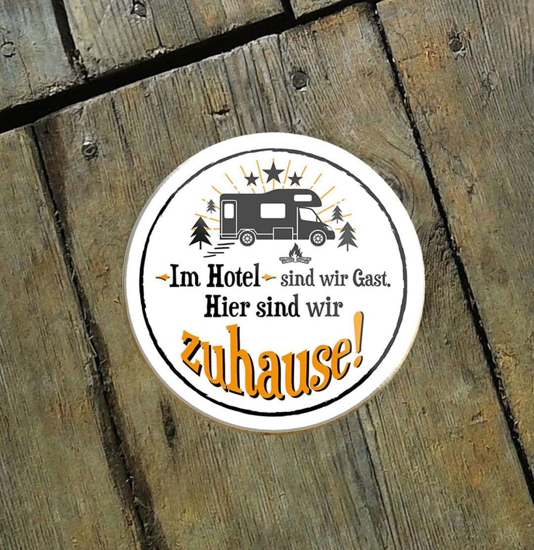 Im-Hotel-sind-wir-Gast-Magnet8x8cm-Camping-holz