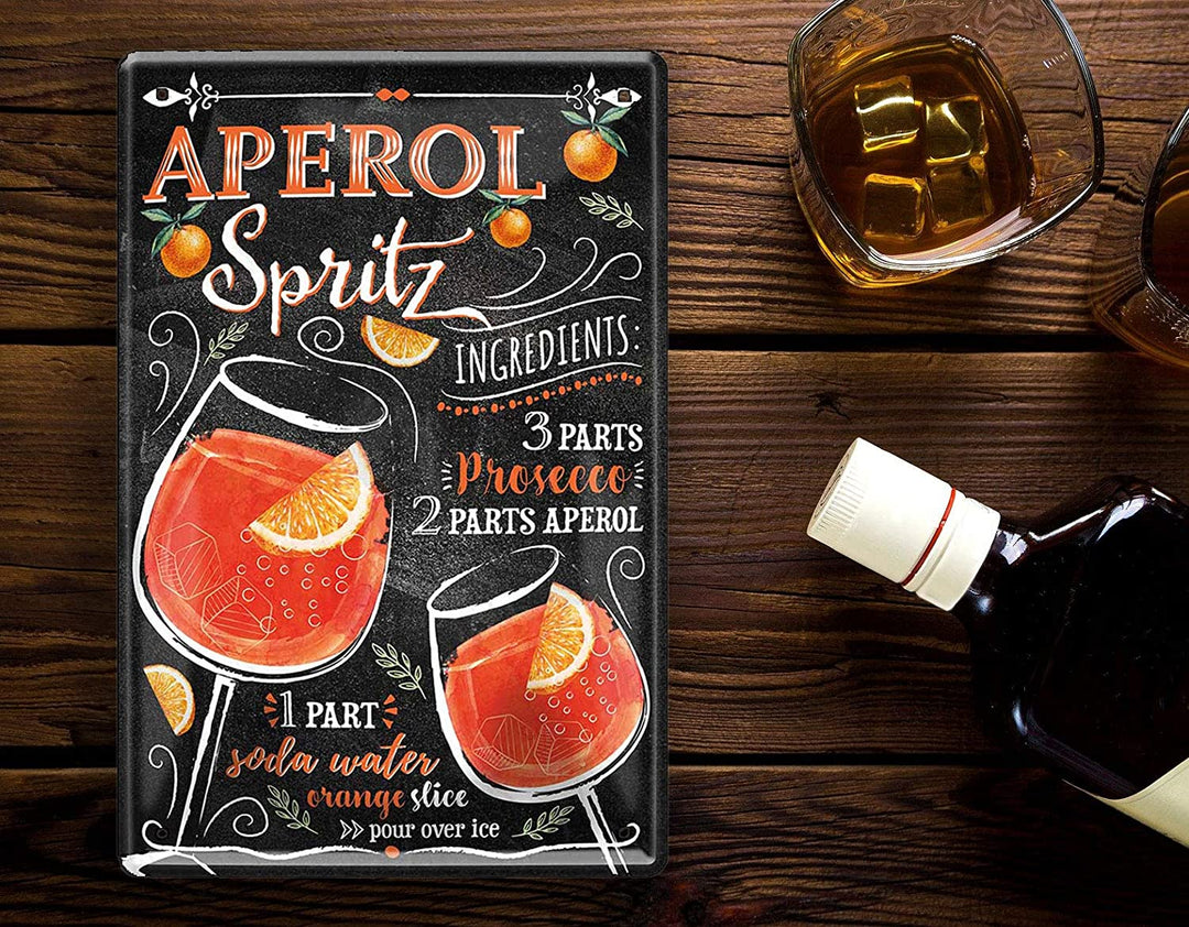 Blechschild mit Cocktailrezept für den beliebten Aperol Spritz. Das Schild zeigt die Zutaten und Zubereitung des erfrischenden Cocktails in einer stimmungsvollen, handgezeichneten Darstellung auf dunklem Hintergrund. Ein passendes Geschenk für Cocktail-Liebhaber und Aperol-Fans.