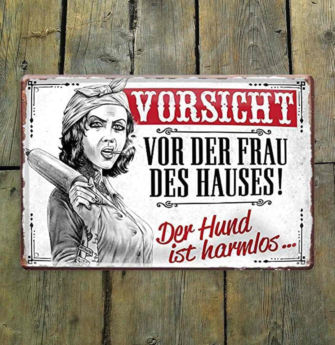 Blechschild mit lustiger Warnung "Vorsicht vor der Frau des Hauses! Der Hund ist harmlos."