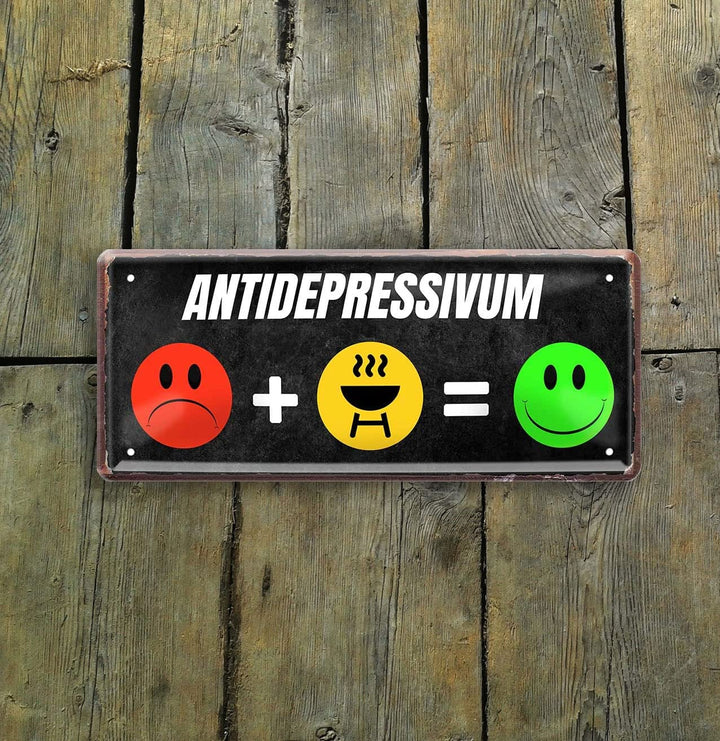 Blechschild mit witzigem Spruch "ANTIDEPRESSIVUM" in kräftigen Farben auf rustikaler Holzoptik