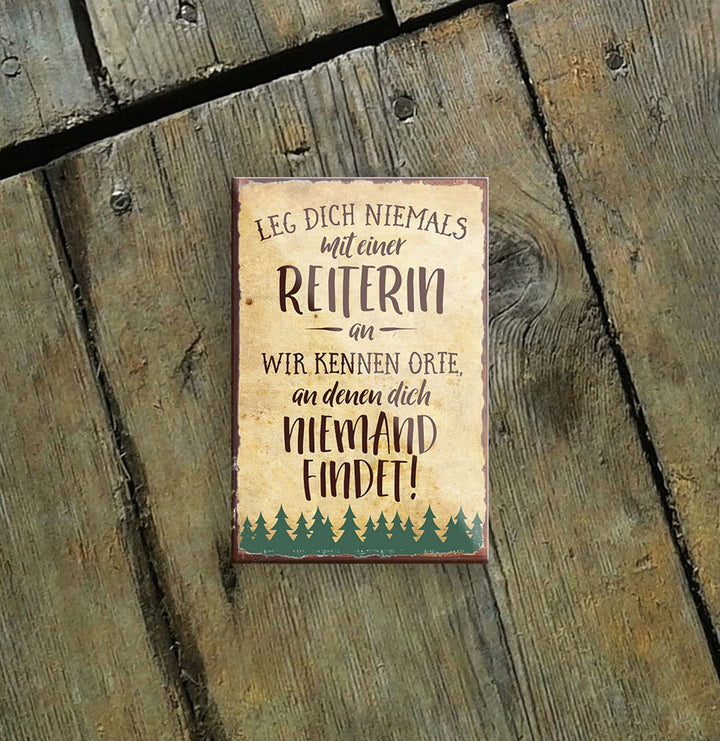 leg_dich_niemals_mit_einer_reiterin_an_holz