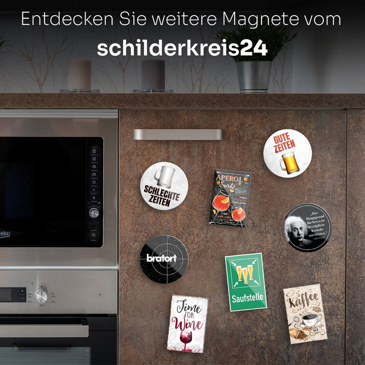 Lustiger Blechschilderspruch "Bier ist billiger als Benzin" auf einem Magnettafel-Display im Shopfenster von schilderkreis24. Das Blechschild ist 20x30 cm groß und zeigt einen humorvollen Spruch für Bierliebhaber. Es ist umgeben von weiteren Dekorationselementen wie Werbe-Buttons und Schildern, die den Charakter des Geschäfts präsentieren.